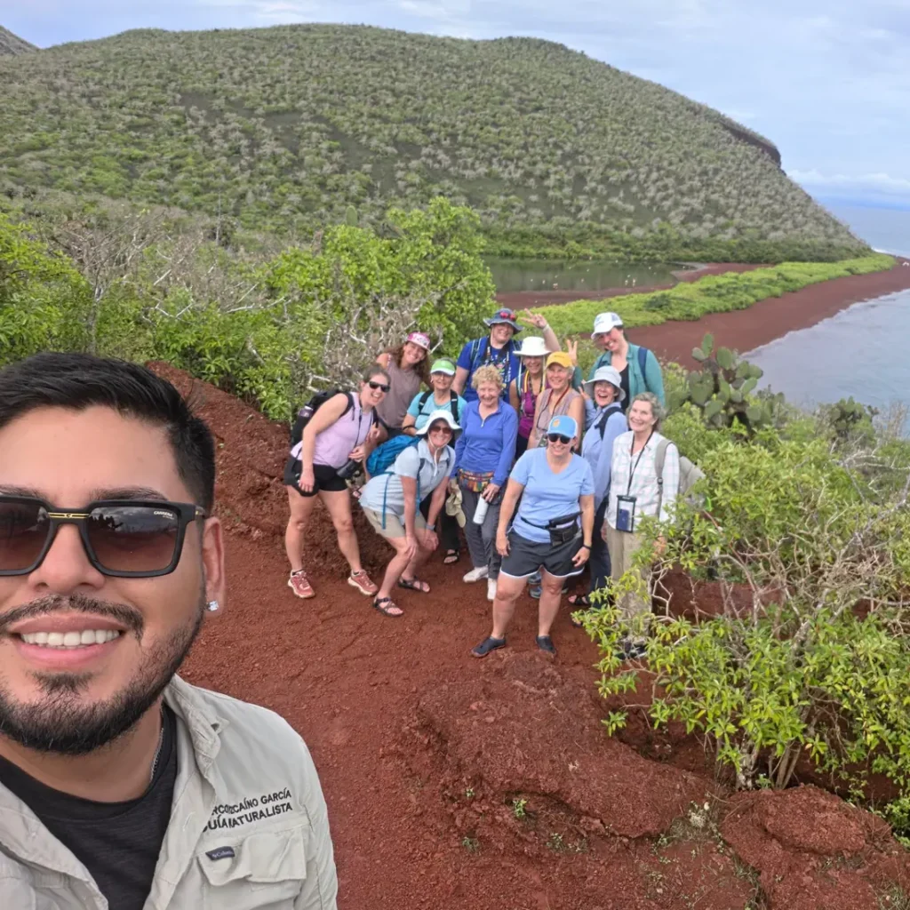 Marco Vizcaíno, guía naturalista de Galaapp, con un grupo de viajeros frente a la playa roja de la isla Rábida, Galápagos
